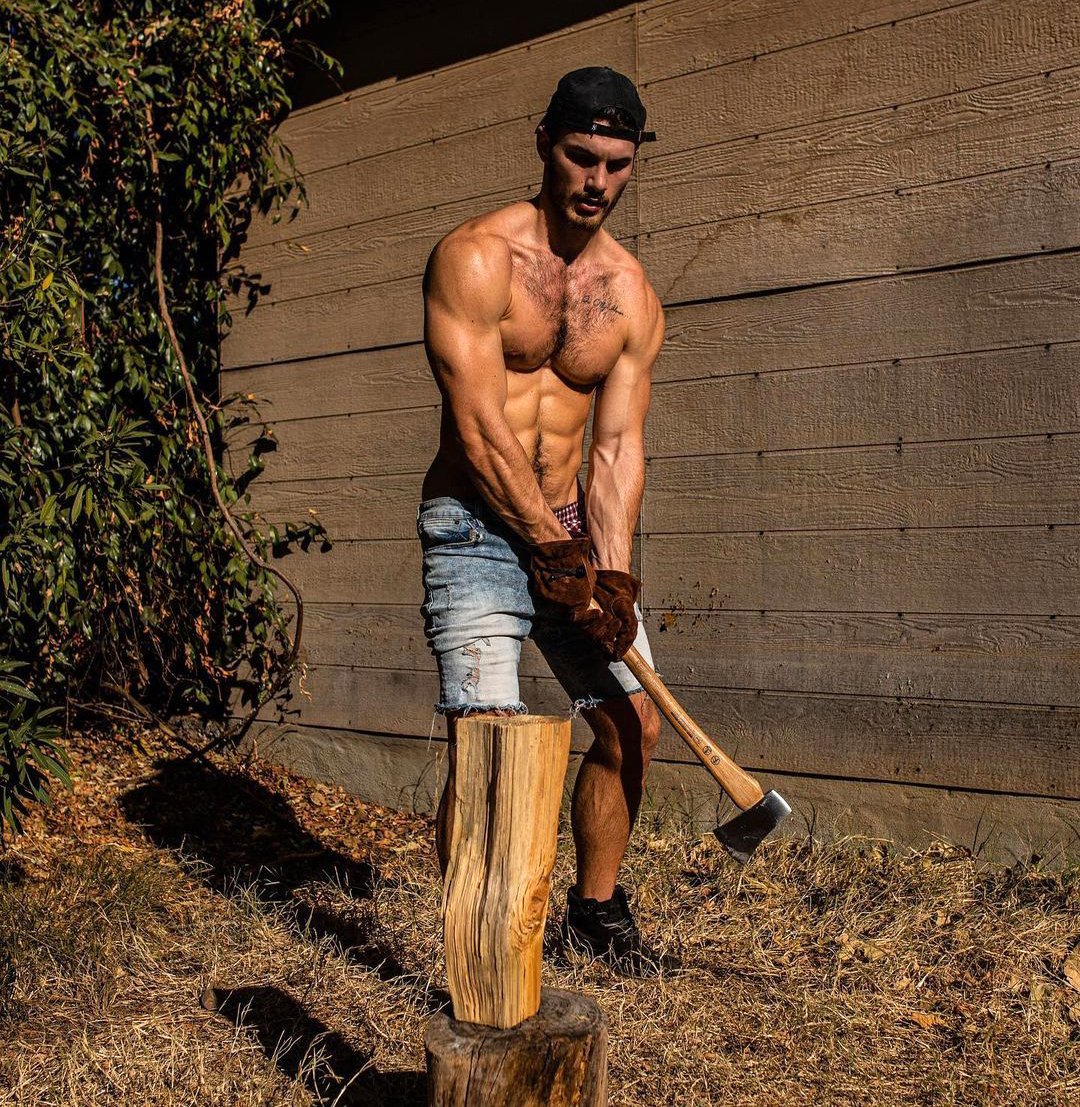 Michael Yerger nu sous toutes les coutures.