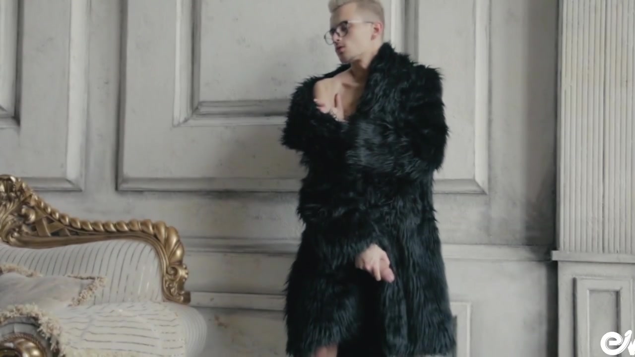 Jeune mannequin blond nu dans son manteau en fourrure