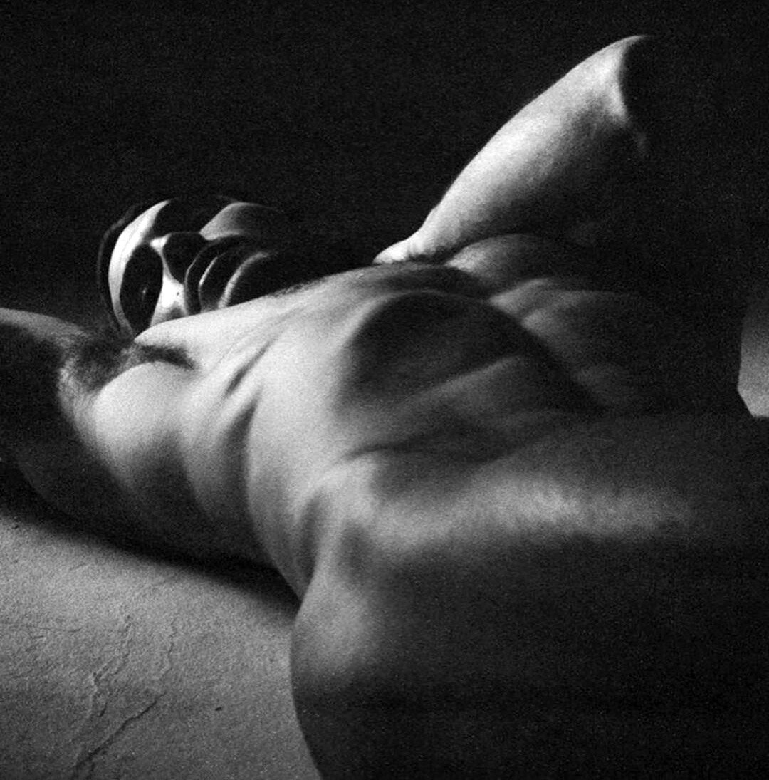 Michael Yerger nu sous toutes les coutures.