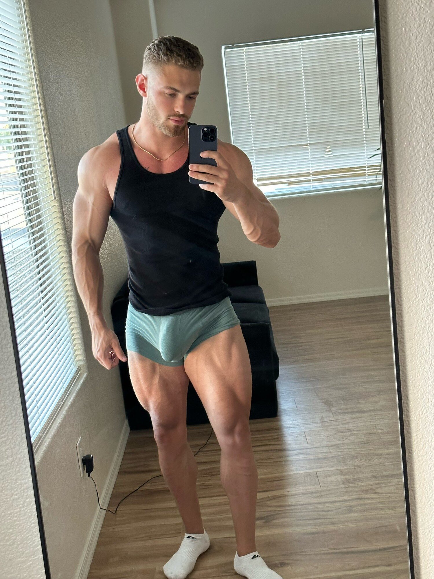 Le paquet impressionnant du modèle fitness Colton Wergin.